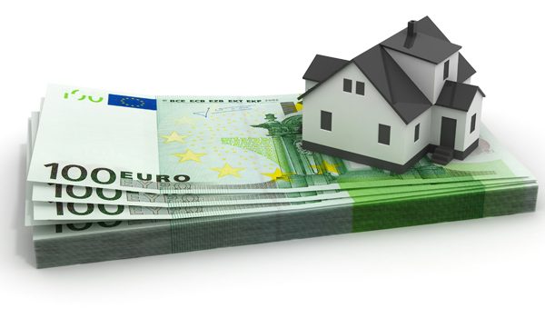 Casa sobre billetes que esquematiza el registro de la propiedad
