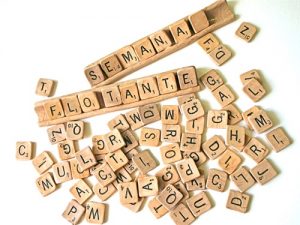 Scrabble que muestra las palabras semana flotante